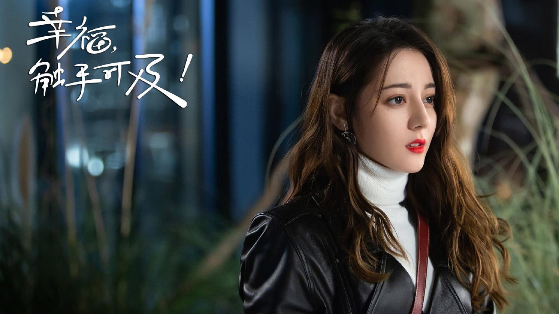 特色夜光跑步音乐节，青春在光影中跃动，夜光跑道